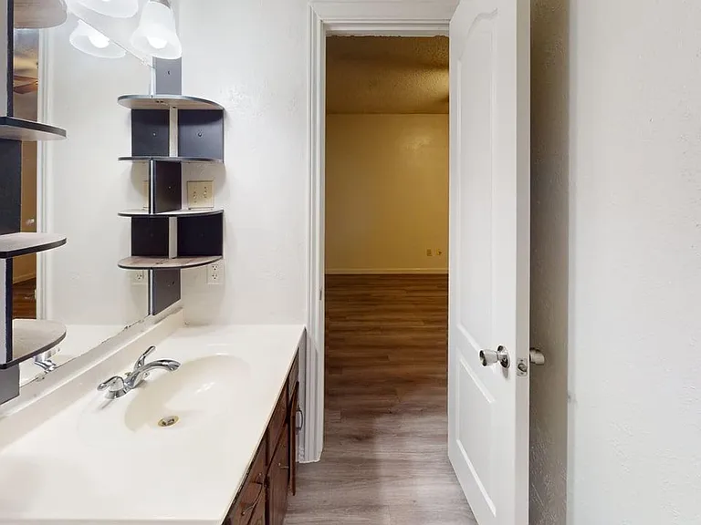 1804 Clarawood Dr — Photo 9