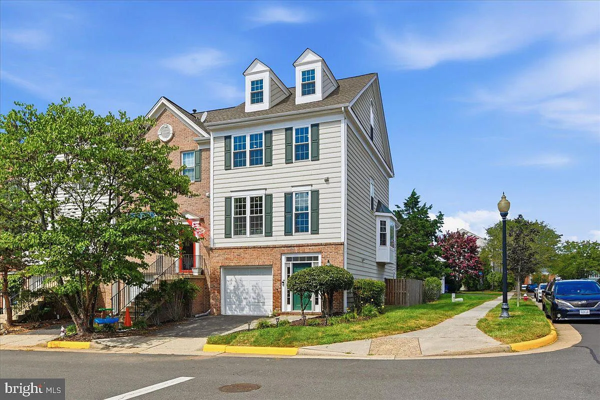 3 bed, 3.5 bath, 2664 sqft, $3,500 — Photo 1