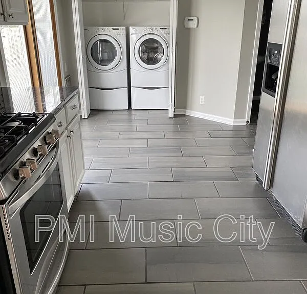 3933 Bridgeview Ln — Photo 8