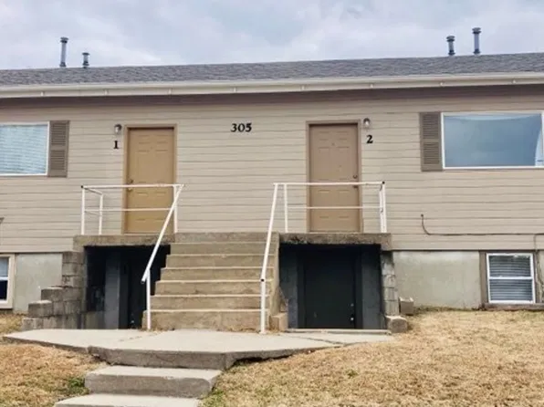 305 E Grandview Dr APT 4, Junction City, KS 66441