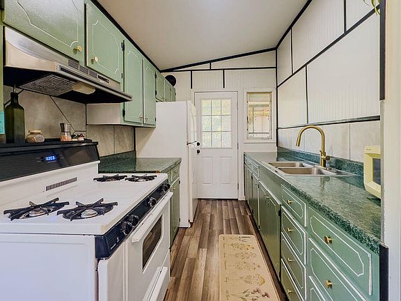 3rd image of 32 Watson Rd