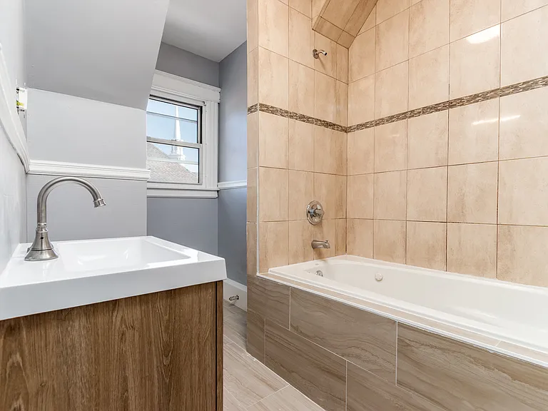 396 Sigourney St #3 — Photo 8