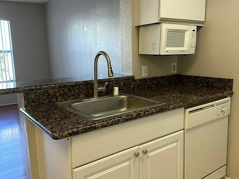 Russell Court Apartments — Photo 5