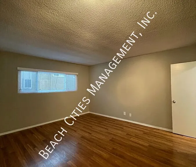 2033 E 3rd St #1B — Photo 36