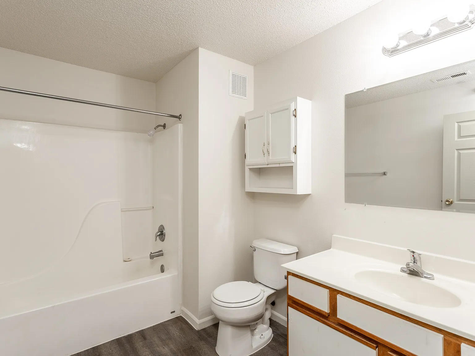 Country Club Apartments — Photo 4