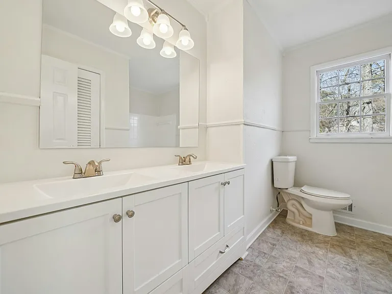 1409 Medina Ln — Photo 6