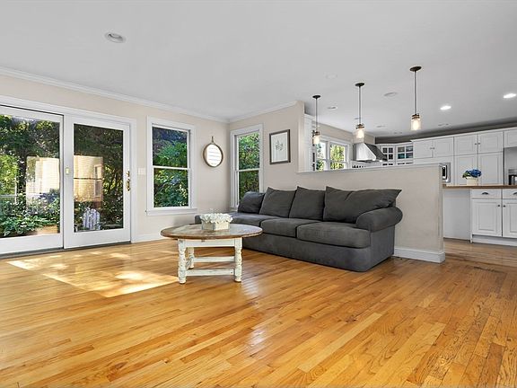 5th image of 11 Davis Ln