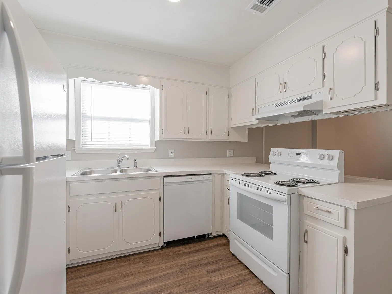 2 bed, 1.5 bath, 900 sqft, $850 — Photo 3