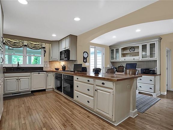 5th image of 665 Laurel Ave
