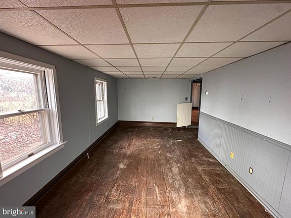 4th image of 454 School Ln