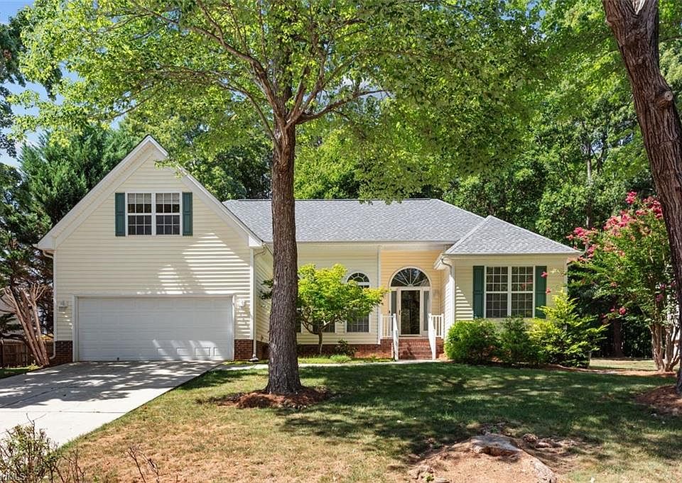1st image of 3 Holly Springs Ln