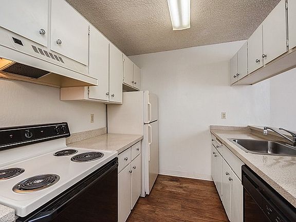 4th image of 121 Laurie Meadows Dr APT 560