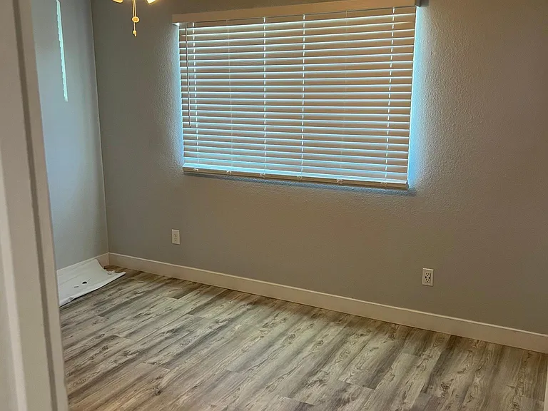 301 W Wilson Ave #C — Photo 9