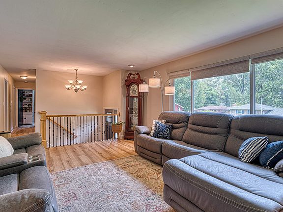 5th image of 713 Carole Pl