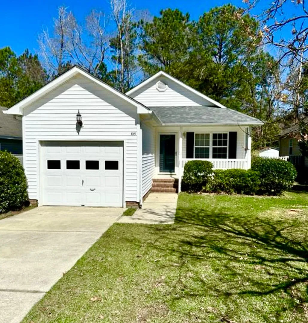 Charming 3 Bed / 2 Bath Home with Screened Porch + Fenced Yard in New Bern — Photo 1