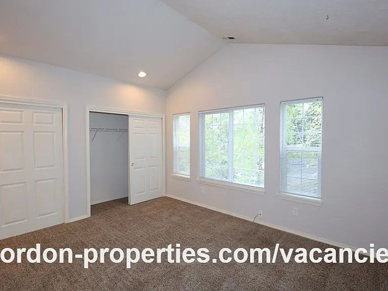 16913 NE Halsey St — Photo 38