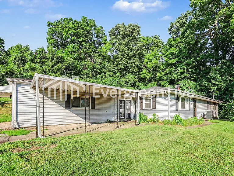 521 Stevenson Rd — Photo 2