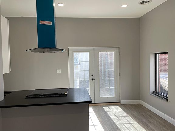 Island Counter and dining area