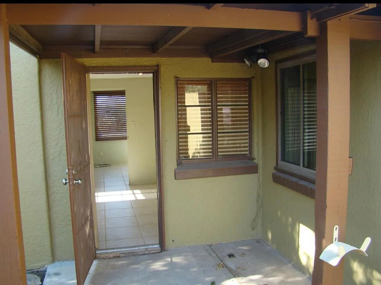 1000 E Spring St — Photo 2