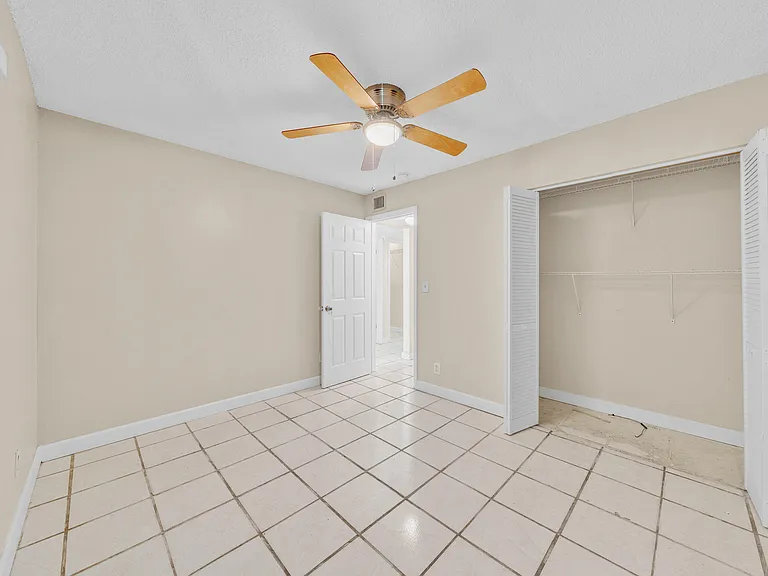 221 NW 43rd Pl — Photo 10