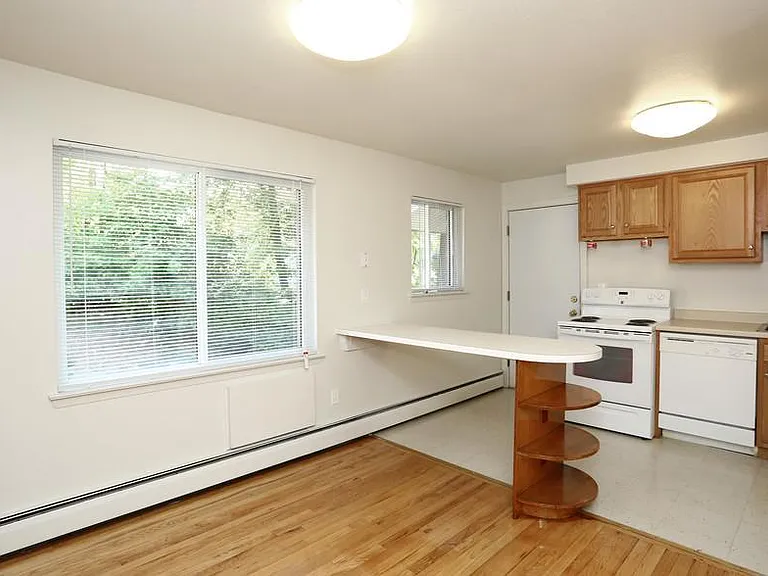 Brookside Gardens Apartments — Photo 8