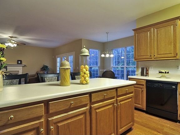 Large eat in kitchen bar, seats three