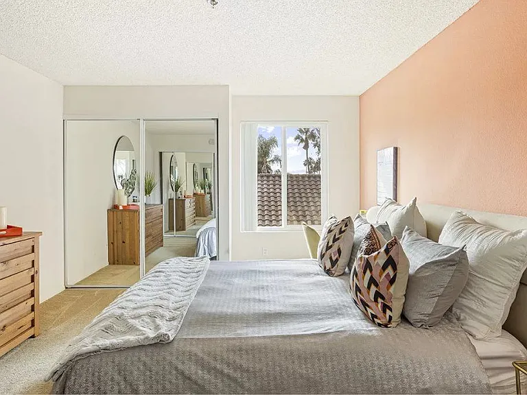 La Regencia Apartments — Photo 32