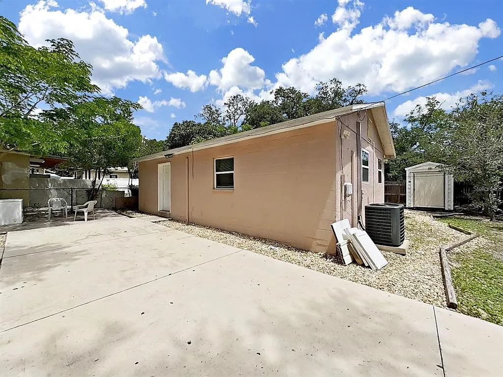 3 bed, 2.0 bath, 856 sqft, $1,800 — Photo 2
