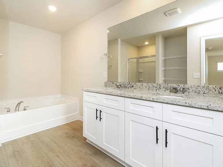 664 Mackenzie Cv — Photo 13
