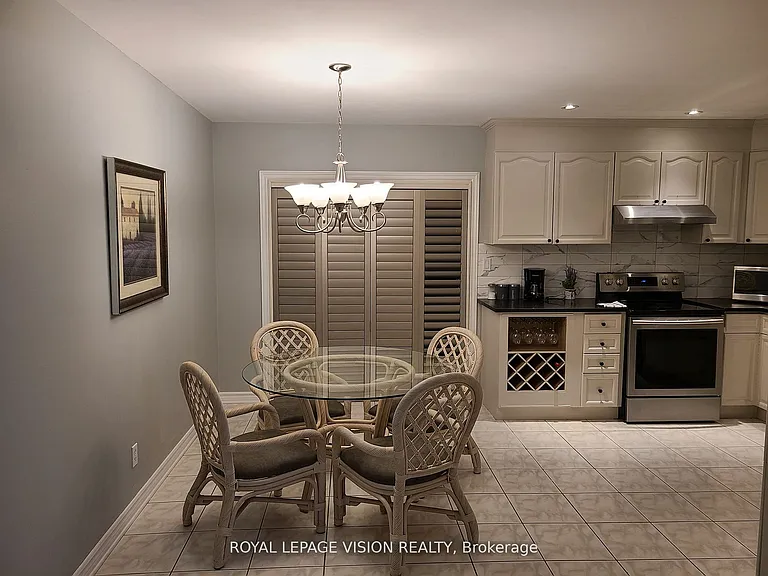8001 Woodsview Cres — Photo 7