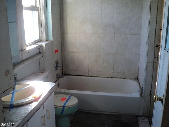 4th image of 76 N Munn Ave