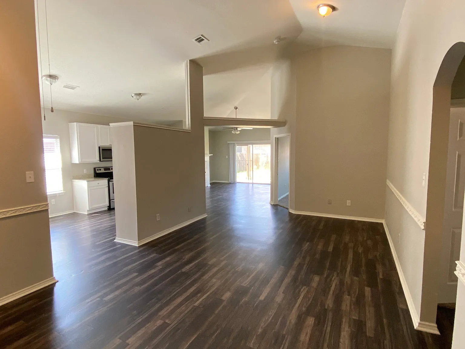 4 bed, 1970 sqft, $2,500 — Photo 2