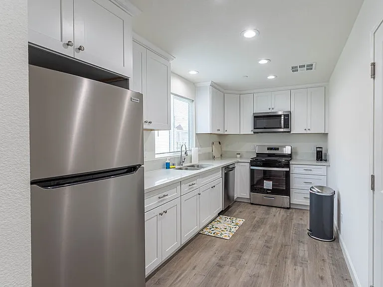 866 N Edgemont St #5 — Photo 6