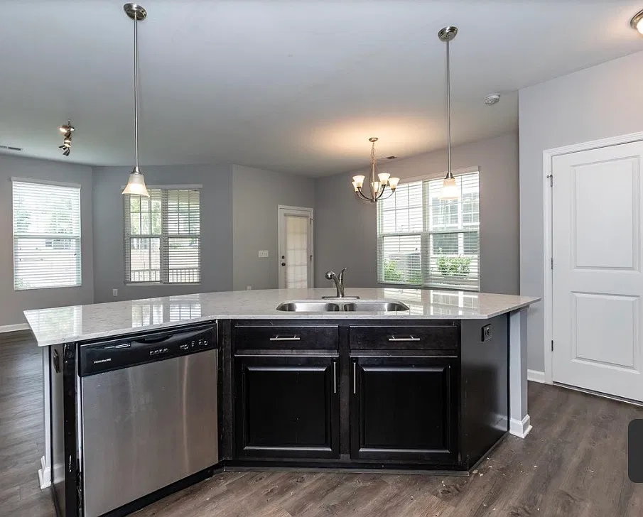 3 bed, 2.5 bath, 1700 sqft, $2,000 — Photo 4
