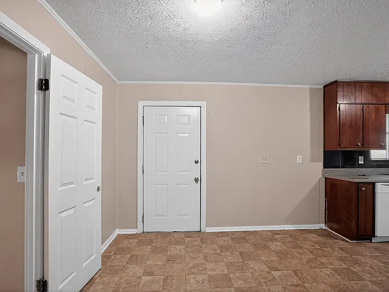 2501 Hartford Dr — Photo 3