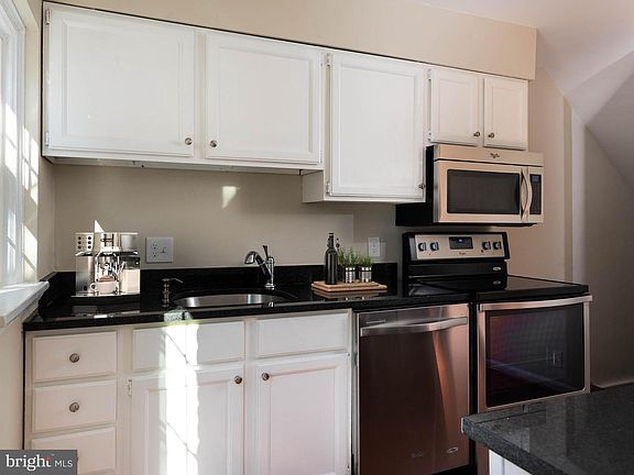 5th image of 3306 S Wakefield St #B