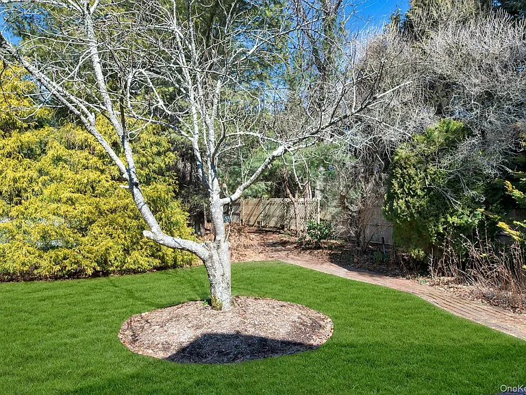 94 S Country Rd — Photo 16