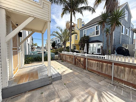 3rd image of 812 Toulon Ct