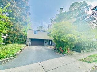 14 Windsor Rd, Great Neck, NY 11021