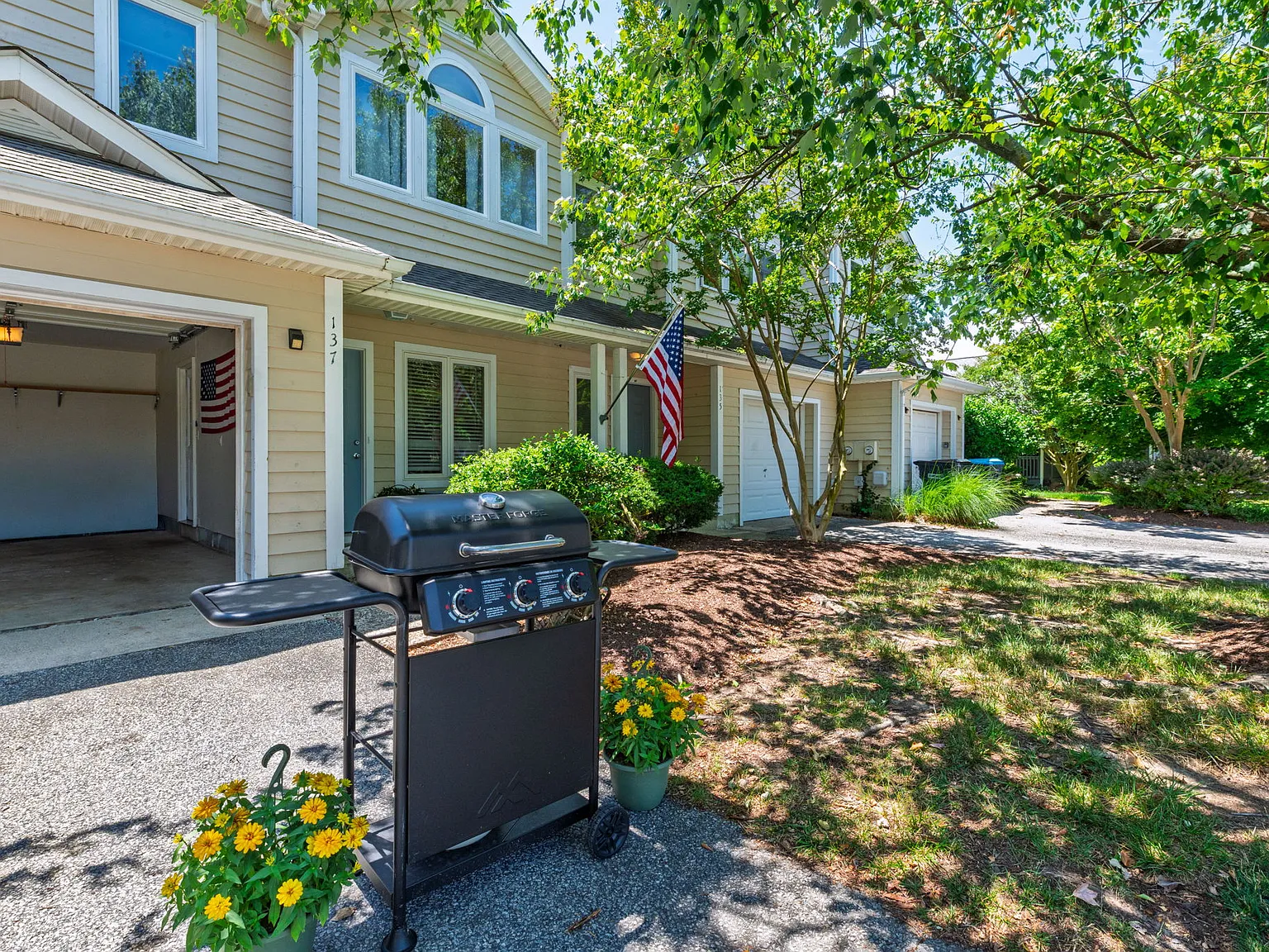3 bed, 3.5 bath, 1958 sqft, $2,500 — Photo 3