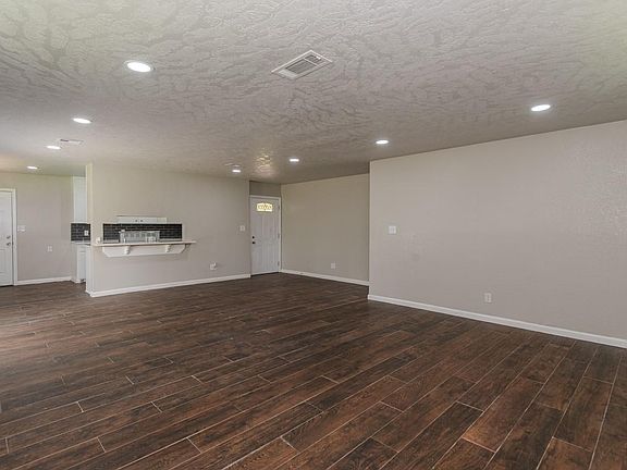 5th image of 121 Glynn St
