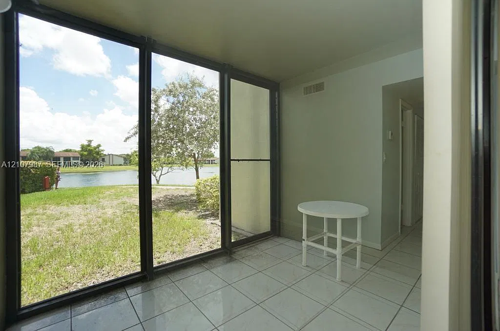 Lake Pointe Condominium N — Photo 1