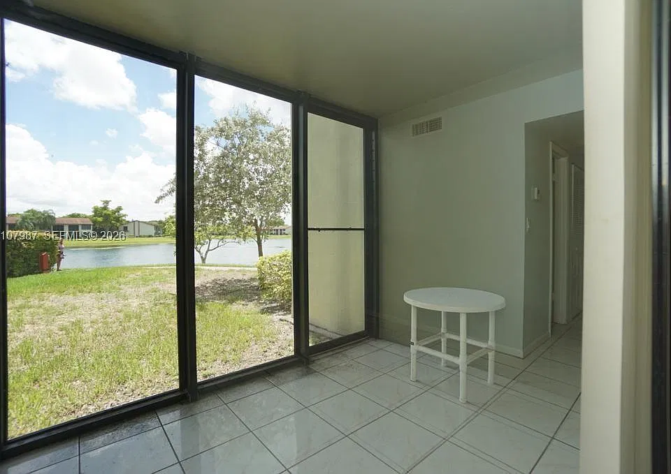 212 Lake Pointe Dr #106