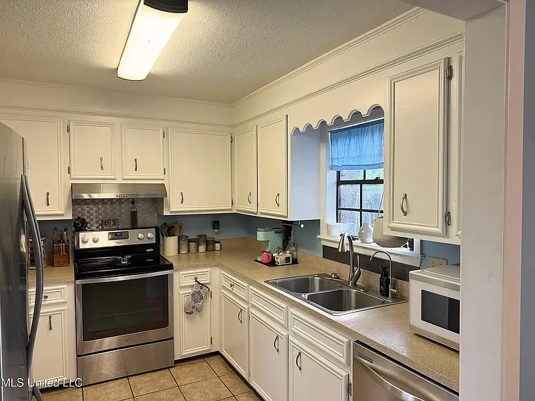 89 Twin Oaks Dr — Photo 3