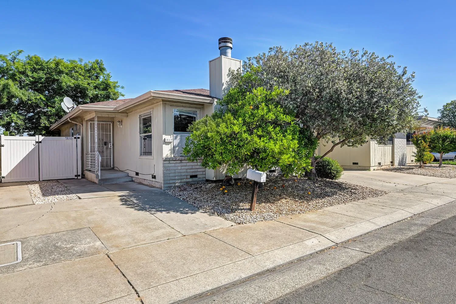 1402 Keagle Way photo 1