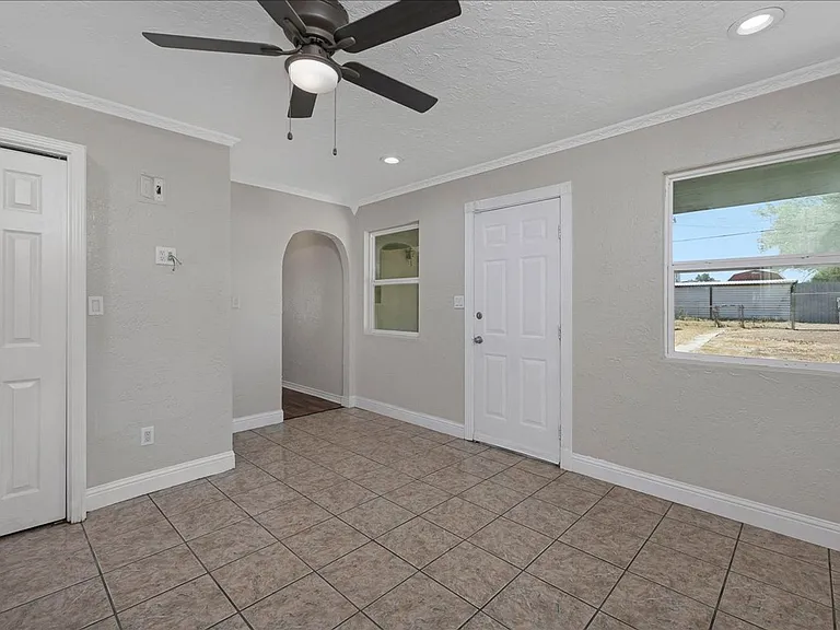 2202 Brook Ave — Photo 10
