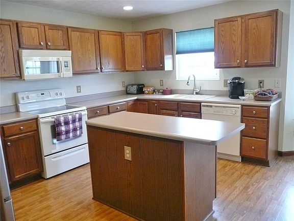 5th image of 700 Lambert Dr
