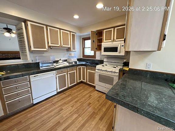 5th image of 3024 Longview Ave