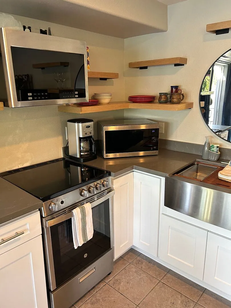 Studio Apartment , Fully Furnished , Lake Access, No Washer and Dryer . Four Floors Down walk way... — Photo 3