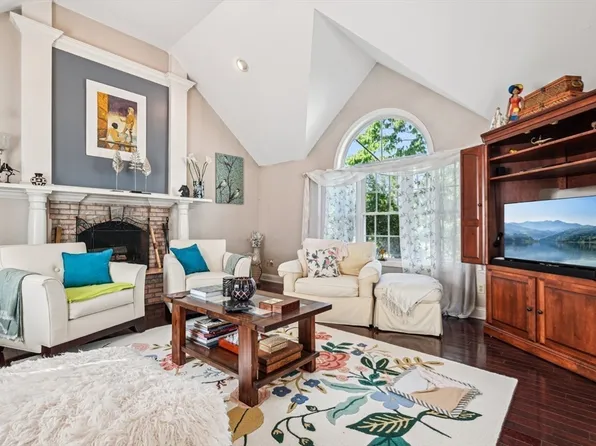 37 Nachaomet Rd, Lakeville, MA 02347